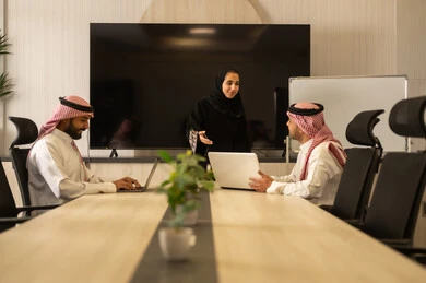 تنظيم وادارة اهداف العمل, التعاون والتفاهم بين الفريق, تبادل الخبرات والاتفاقيات الناجحة,بيئة العمل المريحة , موظفين سعوديين يستخدمون جهاز الحاسوب المحمول ، شرح المهام المطلوبة بسعادة , زملاء عمل عرب سعوديين خليجيين في اجتماع لدراسة المشروع والاهداف بدقة