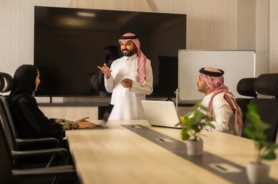 تبادل الخبرات والاتفاقيات الناجحة, التعاون والتفاهم بين الفريق, تنظيم وادارة اهداف العمل, بيئة العمل المريحة , موظفين سعوديين يستخدمون جهاز الحاسوب المحمول ، شرح المهام المطلوبة بسعادة , زملاء عمل عرب سعوديين خليجيين في اجتماع لدراسة المشروع والاهداف بدقة