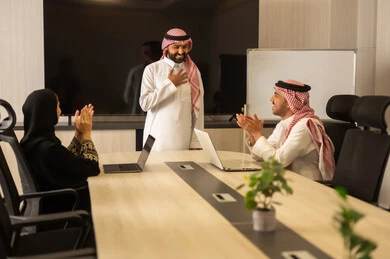 تبادل الخبرات والاتفاقيات الناجحة, التعاون والتفاهم بين الفريق,تنظيم وادارة اهداف العمل, بيئة العمل المريحة , موظفين سعوديين يستخدمون جهاز الحاسوب المحمول ، شرح المهام المطلوبة بسعادة , زملاء عمل عرب سعوديين خليجيين في اجتماع لدراسة المشروع والاهداف بدقة