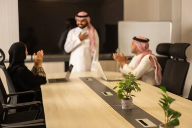 التعاون والتفاهم بين الفريق, تبادل الخبرات والاتفاقيات الناجحة,تنظيم وادارة اهداف العمل, بيئة العمل المريحة , موظفين سعوديين يستخدمون جهاز الحاسوب المحمول ، شرح المهام المطلوبة بسعادة , زملاء عمل عرب سعوديين خليجيين في اجتماع لدراسة المشروع والاهداف بدقة