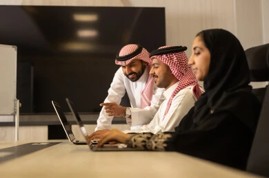 تطوير الاعمال والشركات, اجتماع عمل وانجاز المشاريع, التركيز والعمل المتقن, الحوارات والنقاشات ضمن الفريق, مناقشة الخطط وشرح مهام الاعمال, زملاء عمل عرب سعوديين خليجيين في اجتماع, موظفين سعوديين يقومون باستخدام الحاسوب المحمول وجهاز التابلت