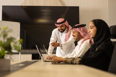 زملاء عمل عرب سعوديين خليجيين في اجتماع, تطوير الاعمال والشركات, اجتماع عمل وانجاز المشاريع, التركيز والعمل المتقن, الحوارات والنقاشات ضمن الفريق, مناقشة الخطط وشرح مهام الاعمال,موظفين سعوديين يقومون باستخدام الحاسوب المحمول وجهاز التابلت