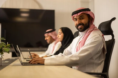 التركيز والعمل المتقن, تطوير الاعمال والشركات, اجتماع عمل وانجاز المشاريع, الحوارات والنقاشات ضمن الفريق, مناقشة الخطط وشرح مهام الاعمال, زملاء عمل عرب سعوديين خليجيين في اجتماع, موظفين سعوديين يقومون باستخدام الحاسوب المحمول وجهاز التابلت