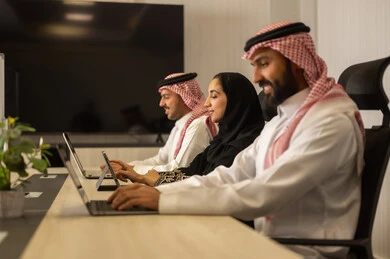اجتماع عمل وانجاز المشاريع, التركيز والعمل المتقن, تطوير الاعمال والشركات,الحوارات والنقاشات ضمن الفريق, مناقشة الخطط وشرح مهام الاعمال, زملاء عمل عرب سعوديين خليجيين في اجتماع, موظفين سعوديين يقومون باستخدام الحاسوب المحمول وجهاز التابلت