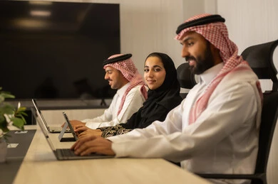 تطوير الاعمال والشركات, اجتماع عمل وانجاز المشاريع, التركيز والعمل المتقن, الحوارات والنقاشات ضمن الفريق, مناقشة الخطط وشرح مهام الاعمال, زملاء عمل عرب سعوديين خليجيين في اجتماع, موظفين سعوديين يقومون باستخدام الحاسوب المحمول وجهاز التابلت