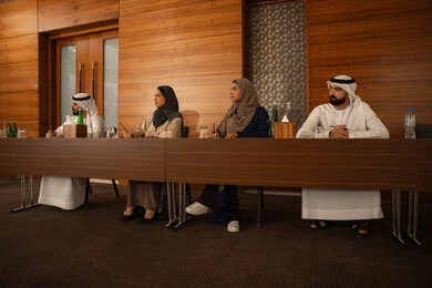 اجتماع داخل مقر الشركة، مجموعة من الموظفين العرب الخليجيين الاماراتيين يتعلمون اساليب العمل والتطوير المهني، العمل الجماعي وروح الفريق، التفاهم والتعاون بين الزملاء ووضع الخطط الاستراتيجية لتحقيق الأهداف، استخدام الكتابة لضمان فهم واضح وشامل للاعمال