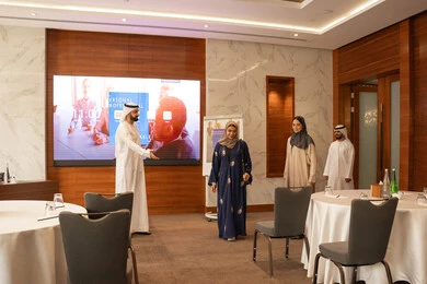 استعمال التطبيق العملي لضمان فهم واضح وشامل للاعمال، مجموعة من الموظفين العرب الخليجيين الاماراتيين يتعلمون اساليب العمل والتطوير المهني، التعاون والتفاهم بين الزملاء ووضع الخطط الاستراتيجية لتحقيق الأهداف، عقد اجتماع داخل مقر الشركة، العمل الجماعي وروح الفريق