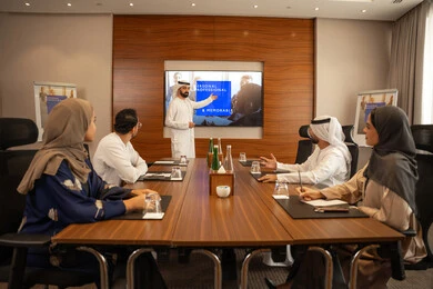 مشاهدةعرض تقديمي على شاشة العرض لتوضيح الخطة وفهمها، مجموعة من الموظفين العرب الخليجيين الاماراتيين يتعلمون اساليب العمل والتطوير المهني، التعاون والتفاهم بين الزملاء ووضع الخطط الاستراتيجية لتحقيق الأهداف، عقد اجتماع داخل مقر الشركة، العمل الجماعي وروح الفريق