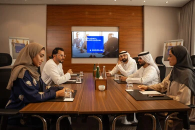 عرض تقديمي على شاشة العرض لتوضيح الخطة وفهمها، مجموعة من الموظفين العرب الخليجيين الاماراتيين يتعلمون اساليب العمل والتطوير المهني، التعاون والتفاهم بين الزملاء ووضع الخطط الاستراتيجية لتحقيق الأهداف، عقد اجتماع داخل مقر الشركة، العمل الجماعي وروح الفريق