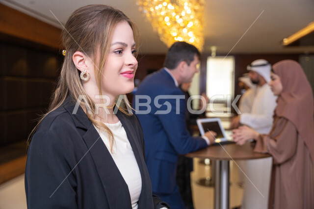الإشراف وتدقيق العمل، إبرام اتفاقيات وصفقات عمل ناجحة، النقاش والتفاهم بين الموظفين، تبادل الخبرات والمعلومات لتحقيق الاهداف، التخطيط الاستراتيجي والتنظيم، سيدة أعمال اجنبية تناقش اساليب العمل والتطوير المهني في شركات الإمارات العربية المتحدة