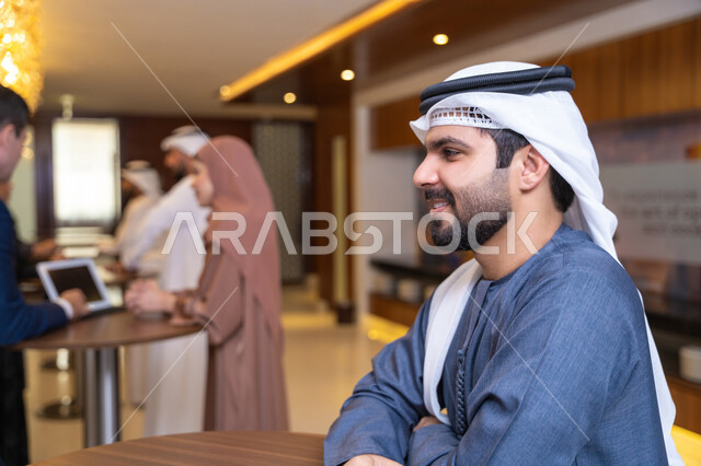وضع الخطط الاستراتيجية لتحقيق الأهداف، إبرام اتفاقيات وصفقات عمل ناجحة، النقاش والتفاهم بين الموظفين، عقد اجتماع داخل مقر الشركة، مهن ووظائف مكتبية، الاهتمم بالاناقة والمظهر الخارجي، سيد عربي خليجي اماراتي يرتدي الغترة والكندورة يناقش اساليب العمل