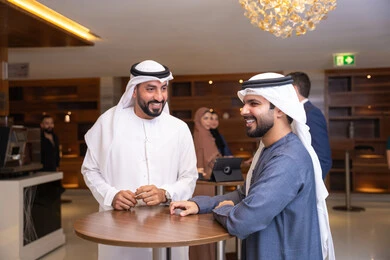 إبرام اتفاقيات وصفقات عمل ناجحة، شركات الإمارات العربية المتحدة، النقاش والتفاهم بين الموظفين، تبادل الخبرات والمعلومات لتحقيق الاهداف، التخطيط الاستراتيجي والتنظيم، رجلين أعمال عربيين خليجيين اماراتيين يناقشون اساليب العمل والتطوير المهني