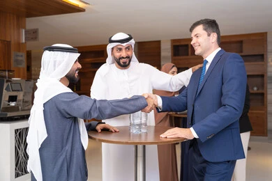 تحية وسلام مع الزملاء، النقاش والتفاهم بين الموظفين، تبادل الخبرات والمعلومات لتحقيق الاهداف، التخطيط الاستراتيجي والتنظيم لتحقيق الأهداف، عقد الصفقات الجديدة، مجموعة رجال عربيين خليجيين اماراتيين يناقشون اساليب العمل والتطوير المهني مع سيد اعمال اجنبية