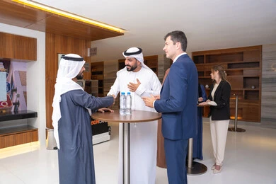 الترحيب والاستقبال ببشاشة،، النقاش والتفاهم بين الموظفين، تبادل الخبرات والمعلومات لتحقيق الاهداف، التخطيط الاستراتيجي والتنظيم لتحقيق الأهداف، عقد الصفقات الجديدة، مجموعة رجال عربيين خليجيين اماراتيين يناقشون اساليب العمل والتطوير المهني مع سيد اعمال اجنبية