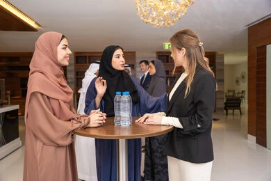 العمل الجماعي وروح الفريق الواحد،عقد الصفقات الجديدة ،التخطيط الاستراتيجي والتنظيم لتحقيق الأهداف، التعارف وبناء العلاقات الاجتماعية، مجموعة سيدات عربيات خليجيات اماراتيات تناقش اساليب العمل والتطوير المهني مع سيدة اعمال اجنبية، عقد اجتماع داخل مقر الشركة