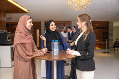 التخطيط الاستراتيجي والتنظيم لتحقيق الأهداف، العمل الجماعي وروح الفريق الواحد،عقد الصفقات الجديدة، التعارف وبناء العلاقات الاجتماعية، مجموعة سيدات عربيات خليجيات اماراتيات تناقش اساليب العمل والتطوير المهني مع سيدة اعمال اجنبية، عقد اجتماع داخل مقر الشركة