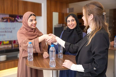السلام والمصافحة في بداية العمل، التخطيط الاستراتيجي والتنظيم لتحقيق الأهداف، عقد الصفقات الجديدة، التعارف وبناء العلاقات الاجتماعية، مجموعة سيدات عربيات خليجيات اماراتيات تناقش اساليب العمل والتطوير المهني مع سيدة اعمال اجنبية، عقد اجتماع داخل مقر الشركة