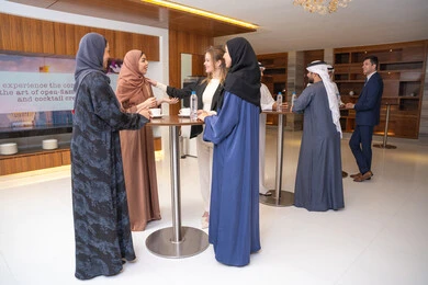 روح الفريق الواحد والعمل الجماعي، النقاش والتفاهم بين الموظفين، تبادل الخبرات والمعلومات لتحقيق الاهداف، التخطيط الاستراتيجي والتنظيم لتحقيق الأهداف، عقد الصفقات الجديدة، مجموعة سيدات عربيات خليجيات اماراتيات تناقش اساليب العمل والتطوير المهني مع سيدة اعمال اجنبية