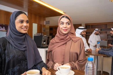 الخطط الاستراتيجية لتحقيق الأهداف، إبرام اتفاقيات وصفقات عمل ناجحة، النقاش والتفاهم بين الموظفين، عقد اجتماع داخل مقر الشركة، مهن ووظائف مكتبية، الاهتمم بالاناقة والمظهر الخارجي، سيدتان عربيتان خليجيتان اماراتيتان يرتدون العباءة والحجاب يناقش اساليب العمل