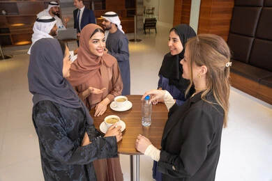القهوة الساخنة خلال العمل، النقاش والتفاهم بين الموظفين، تبادل الخبرات والمعلومات لتحقيق الاهداف، التخطيط الاستراتيجي والتنظيم لتحقيق الأهداف، عقد الصفقات الجديدة، مجموعة سيدات عربيات خليجيات اماراتيات تناقش اساليب العمل والتطوير المهني مع سيدة اعمال اجنبية