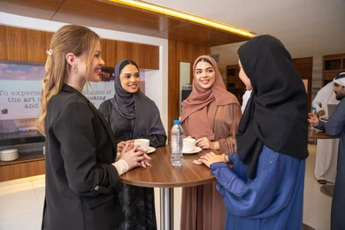 مهن ووظائف ادارية مكتبية، النقاش والتفاهم بين الموظفين، تبادل الخبرات والمعلومات لتحقيق الاهداف، التخطيط الاستراتيجي والتنظيم لتحقيق الأهداف، عقد الصفقات الجديدة، مجموعة سيدات عربيات خليجيات اماراتيات تناقش اساليب العمل والتطوير المهني مع سيدة اعمال اجنبية