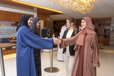 وداع وسلام في نهاية الاجتماع، النقاش والتفاهم بين الموظفين، تبادل الخبرات والمعلومات لتحقيق الاهداف، التخطيط الاستراتيجي والتنظيم لتحقيق الأهداف، عقد الصفقات الجديدة، مجموعة سيدات عربيات خليجيات اماراتيات تناقش اساليب العمل والتطوير المهني مع سيدة اعمال اجنبية