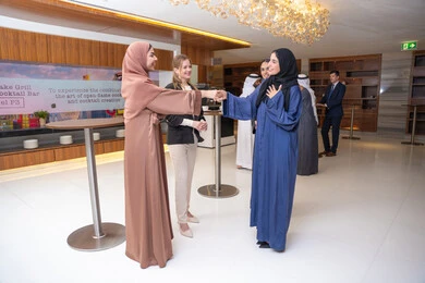 شركات ومكاتب خليجيه، الخطط الاستراتيجية لتحقيق الأهداف، النقاش والتفاهم بين الموظفين، عقد اجتماع داخل مقر الشركة، مهن ووظائف مكتبية، الاهتمم بالاناقة والمظهر الخارجي، مجموعة سيدات عربيات خليجيات اماراتيات تناقش اساليب العمل والتطوير المهني مع سيدة اعمال اجنبية