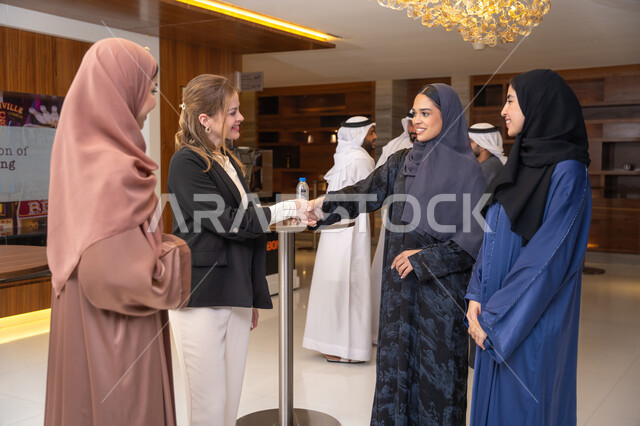 تفاهم ومحبة داخل بيئة العمل، الخطط الاستراتيجية لتحقيق الأهداف، النقاش والتفاهم بين الموظفين، عقد اجتماع داخل الشركة، مهن ووظائف مكتبية، الاهتمم بالاناقة والمظهر الخارجي، مجموعة سيدات عربيات خليجيات اماراتيات تناقش اساليب العمل والتطوير المهني مع سيدة اعمال اجنبية