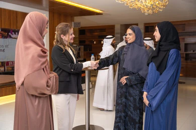 تفاهم ومحبة داخل بيئة العمل، الخطط الاستراتيجية لتحقيق الأهداف، النقاش والتفاهم بين الموظفين، عقد اجتماع داخل الشركة، مهن ووظائف مكتبية، الاهتمم بالاناقة والمظهر الخارجي، مجموعة سيدات عربيات خليجيات اماراتيات تناقش اساليب العمل والتطوير المهني مع سيدة اعمال اجنبية