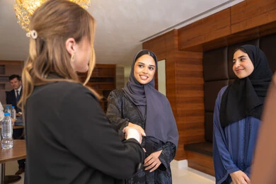 Acquiring new cultures, strategic plans to achieve goals, discussion and understanding among employees, holding a meeting within the company, office professions and jobs, attention to elegance and external appearance, a group of Arab Gulf Emirati women discussing work methods and professional development with a foreign businesswoman.
