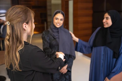 تهاية اجتماع العمل، الخطط الاستراتيجية لتحقيق الأهداف، النقاش والتفاهم بين الموظفين، عقد اجتماع داخل الشركة، مهن ووظائف مكتبية، الاهتمم بالاناقة والمظهر الخارجي، مجموعة سيدات عربيات خليجيات اماراتيات تناقش اساليب العمل والتطوير المهني مع سيدة اعمال اجنبية