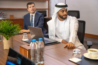 الحوار والتفاهم بين الموظفين،  التعاون بين الشركات الاماراتية، الوحدة والعمل الجماعي، مهن ووظائف مكتبية، استخدام شاشة العرض لشرح اوضح، ضمان فهم واضح وشامل للاعمال، الخطط الاستراتيجية لتحقيق الأهداف، مجموعة من رجال الاعمال يناقشون اساليب العمل والتطوير المهني