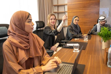 الانصاط والاستماع  بين الموظفين،  التعاون بين الشركات الاماراتية، الوحدة والعمل الجماعي، مهن ووظائف مكتبية، استخدام شاشة العرض لشرح اوضح، ضمان فهم واضح وشامل للاعمال، الخطط الاستراتيجية لتحقيق الأهداف، مجموعة من رجال الاعمال يناقشون اساليب العمل والتطوير المهني