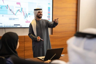 مشاركة وتبادل وجهات النظر، استخدام شاشة العرض لتاكيد الفهم، النقاش والتفاهم بين الموظفين، الخطط الاستراتيجية لتحقيق الأهداف، عقد اجتماع داخل الشركة، مهن ووظائف مكتبية، رجل عربي خليجي اماراتي يشرح اساليب العمل والتطوير المهني لمجموعة من الاشخاص العرب والاجانب