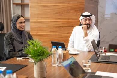 النقاش والتفاهم بين الموظفين،  التعاون بين الشركات الاماراتية، الوحدة والعمل الجماعي، مهن ووظائف مكتبية، استخدام شاشة العرض لشرح اوضح، ضمان فهم واضح وشامل للاعمال، الخطط الاستراتيجية لتحقيق الأهداف، مجموعة من رجال الاعمال يناقشون اساليب العمل والتطوير المهني