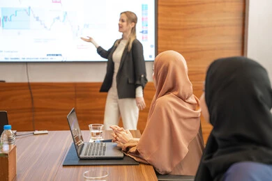 طرق مختلفة في تبادل ثقافات، الحوار والتفاهم بين الموظفين، الوحدة والعمل الجماعي، مهن ووظائف مكتبية، استخدام شاشة العرض لشرح اوضح، ضمان فهم واضح وشامل للاعمال، الخطط الاستراتيجية لتحقيق الأهداف، سيد اعمال اجنبية تناقش اساليب العمل والتطوير المهني داخل شركة امارتية