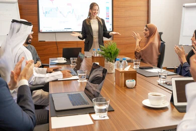 متابعة الاعمال ومناقشة,  الحوار والتفاهم بين الموظفين، الوحدة والعمل الجماعي، مهن ووظائف مكتبية، استخدام شاشة العرض لشرح اوضح، ضمان فهم واضح وشامل للاعمال، الخطط الاستراتيجية لتحقيق الأهداف، سيد اعمال اجنبية تناقش اساليب العمل والتطوير المهني داخل شركة امارتية