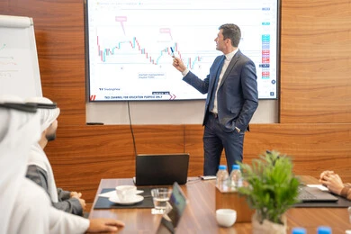 استخدام مخططات ورسوم بيانية، الحوار والتفاهم بين الموظفين، الوحدة والعمل الجماعي، مهن ووظائف مكتبية، استخدام شاشة العرض لشرح اوضح، ضمان فهم واضح وشامل للاعمال، الخطط الاستراتيجية لتحقيق الأهداف، سيد اعمال اجنبي يناقش اساليب العمل والتطوير المهني داخل شركة امارتية