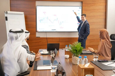 مهن ووظائف ادارية مكتبية، الحوار والتفاهم بين الموظفين، الوحدة والعمل الجماعي، مهن ووظائف مكتبية، استخدام شاشة العرض لشرح اوضح، ضمان فهم واضح وشامل للاعمال، الخطط الاستراتيجية لتحقيق الأهداف، سيد اعمال اجنبي يناقش اساليب العمل والتطوير المهني داخل شركة امارتية