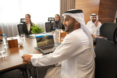 تبادل الأحاديث بين زملاء العمل،  بيئة عمل إماراتية، دراسة وتحليل المشاريع الجديدة، الحوار والتفاهم بين الموظفين، الوحدة والعمل الجماعي، مهن ووظائف مكتبية، ضمان فهم واضح وشامل للاعمال، سيد اعمال اجنبي في اجتماع عمل داخل شركة اماراتية مع رجل عربي اماراتي