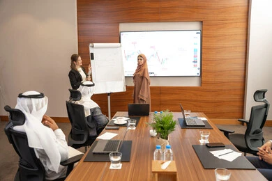 تحقيق أهداف الشركة وحل المشكلات, صفقات شراكة جديدة، بيئة عمل إماراتية، الحوار والتفاهم بين الموظفين، الوحدة والعمل الجماعي، مهن ووظائف مكتبية، ضمان فهم واضح وشامل للاعمال، سيدة اعمال اجنبية تناقش اساليب العمل والتطوير المهني مع إمراة اماراتية