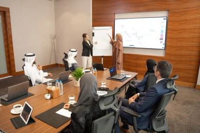 Unity and collective interaction, new partnership deals, Emirati work environment, dialogue and understanding among employees, unity and teamwork, professions and office jobs, ensuring a clear and comprehensive understanding of business, a foreign businesswoman discussing work methods and professional development with an Emirati woman.