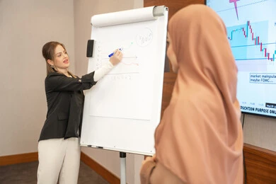 مناقشة أمور العمل باستخدام الأوراق والبيانات، صفقات شراكة جديدة، بيئة عمل إماراتية، الحوار والتفاهم بين الموظفين، الوحدة والعمل الجماعي، مهن ووظائف مكتبية، ضمان فهم واضح وشامل للاعمال، سيدة اعمال اجنبية تناقش اساليب العمل والتطوير المهني مع إمراة اماراتية