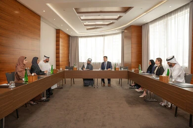 مناقشه اوراق العمل ودراسه جدوى، بيئة عمل إماراتية، دراسة وتحليل المشاريع الجديدة، الحوار والتفاهم بين الموظفين، الوحدة والعمل الجماعي، مهن ووظائف مكتبية، ضمان فهم واضح وشامل للاعمال، سيد اعمال اجنبي في اجتماع عمل داخل شركة اماراتية مع رجل عربي اماراتي