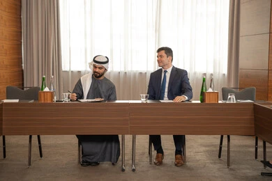 توضيح بنود الصفقات الجديدة، بيئة عمل إماراتية، دراسة وتحليل المشاريع الجديدة، الحوار والتفاهم بين الموظفين، الوحدة والعمل الجماعي، مهن ووظائف مكتبية، ضمان فهم واضح وشامل للاعمال، سيد اعمال اجنبي في اجتماع عمل داخل شركة اماراتية مع رجل عربي اماراتي