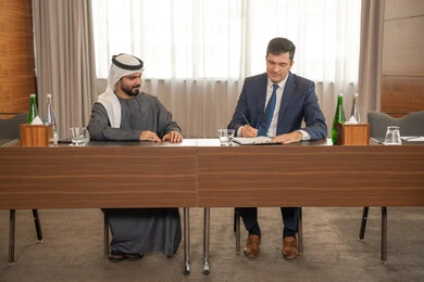 قراءة على بنود صفقات جديدة، بيئة عمل إماراتية، دراسة وتحليل المشاريع الجديدة، الحوار والتفاهم بين الموظفين، الوحدة والعمل الجماعي، مهن ووظائف مكتبية، ضمان فهم واضح وشامل للاعمال، سيد اعمال اجنبي في اجتماع عمل داخل شركة اماراتية مع رجل عربي اماراتي