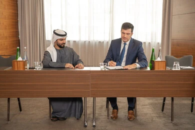 الاطلاع على بنود صفقات جديدة، بيئة عمل إماراتية، دراسة وتحليل المشاريع الجديدة، الحوار والتفاهم بين الموظفين، الوحدة والعمل الجماعي، مهن ووظائف مكتبية، ضمان فهم واضح وشامل للاعمال، سيد اعمال اجنبي في اجتماع عمل داخل شركة اماراتية مع رجل عربي اماراتي