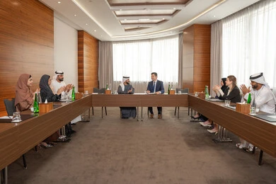 تصفيق وتهنئة بعقد صفقات جديدة، بيئة عمل إماراتية، دراسة وتحليل المشاريع الجديدة، الحوار والتفاهم بين الموظفين، الوحدة والعمل الجماعي، مهن ووظائف مكتبية، ضمان فهم واضح وشامل للاعمال، سيد اعمال اجنبي في اجتماع عمل داخل شركة اماراتية مع رجل عربي اماراتي