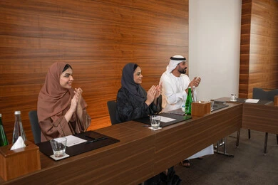 تشجيع وحماس بعقد صفقات جديدة، بيئة عمل إماراتية، دراسة وتحليل المشاريع الجديدة، الحوار والتفاهم بين الموظفين، الوحدة والعمل الجماعي، مهن ووظائف مكتبية، ضمان فهم واضح وشامل للاعمال، سيد اعمال اجنبي في اجتماع عمل داخل شركة اماراتية مع رجل عربي اماراتي