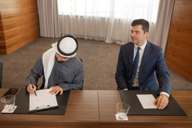 صفقات شراكة جديدة، بيئة عمل إماراتية، دراسة وتحليل المشاريع الجديدة، الحوار والتفاهم بين الموظفين، الوحدة والعمل الجماعي، مهن ووظائف مكتبية، ضمان فهم واضح وشامل للاعمال، سيد اعمال اجنبي في اجتماع عمل داخل شركة اماراتية مع رجل عربي اماراتي